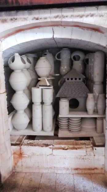 Le four de poterie: enfournement du biscuit