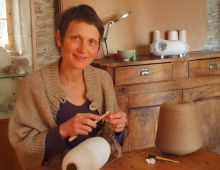 Dans l‘atelier avec une création en porcelaine et fil